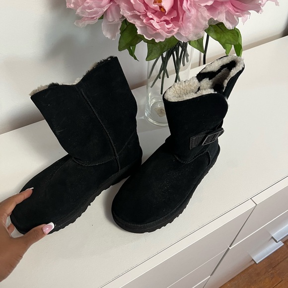 UGGS - Picture 2 of 6